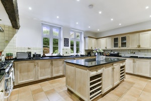 Surrey Hills Manor image 2