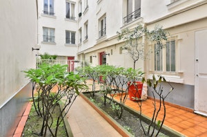 Pyramides of Paris image 2