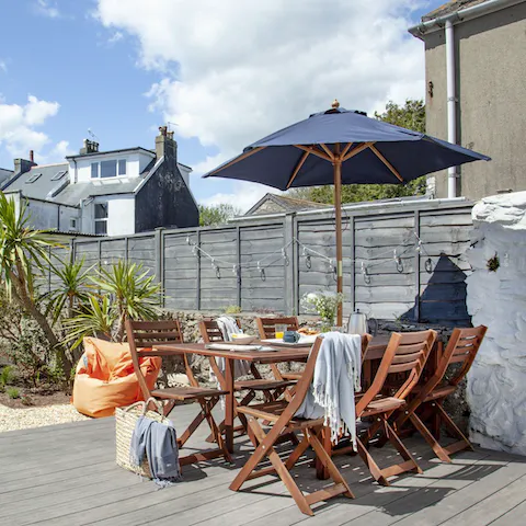 Serve up a delicious alfresco dinner outside on the patio