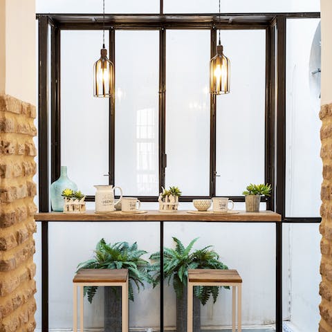 Start mornings with a bite to eat at the industrial-style breakfast bar