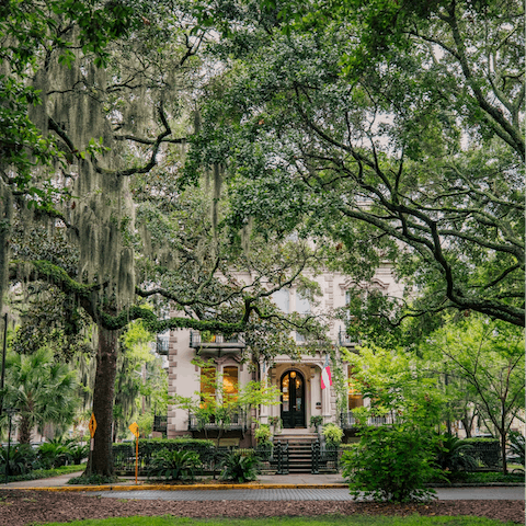 Stay in the enchanting Historic District of Savannah