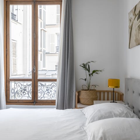 Wake up in the comfortable main bedroom feeling rested and ready for another day of Paris sightseeing