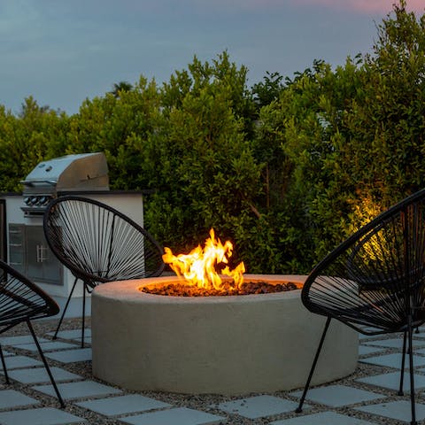 Gather round the fire pit in the evening for a cosy night under the stars