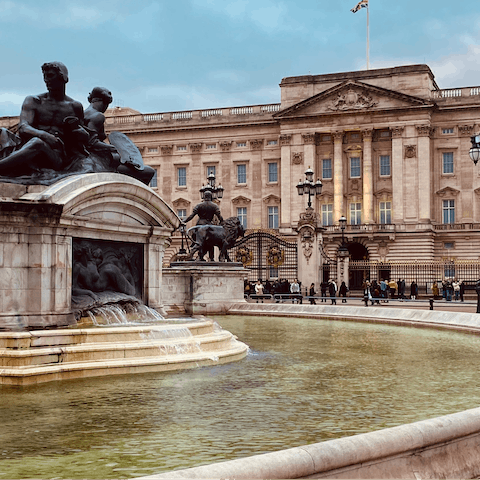Take some snaps of the magnificent Buckingham Palace, around 1 mile away