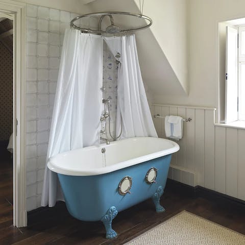 Unwind in the free standing roll top bath tubs