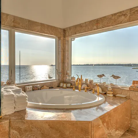 De-stress in the bath with panoramic views of the scenery