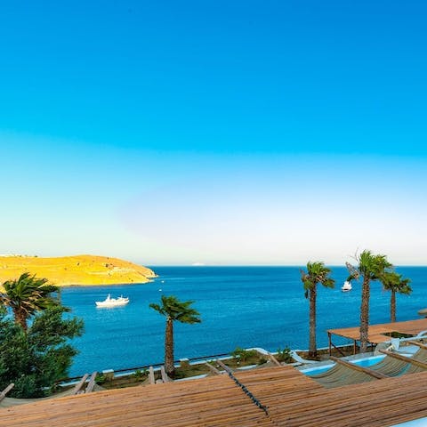 Stay close to the stunning beaches of southeastern Mykonos 