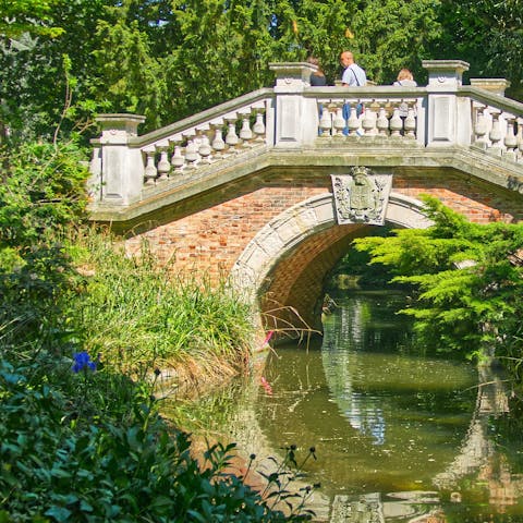 Take a break from the crowds by picnicking in Parc Monceau a short walk away