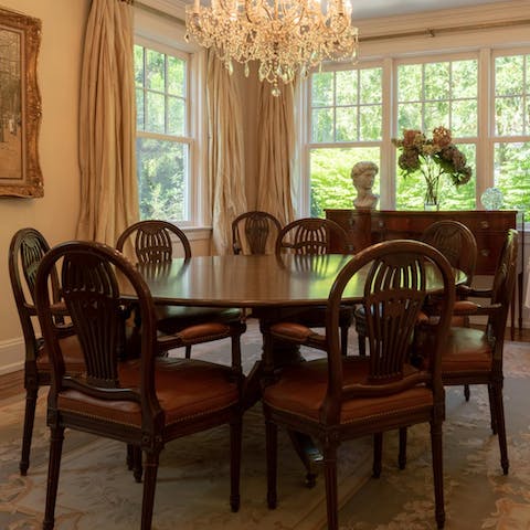 Eat and drink together in the formal and elegant dining area