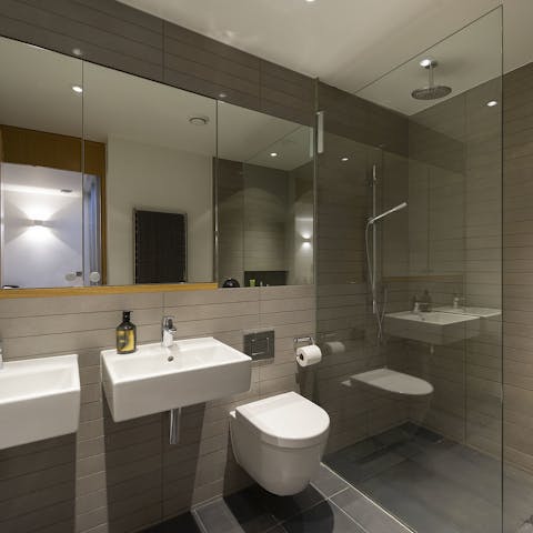 Pamper yourself in th chic bathroom with its toasty underfloor heating