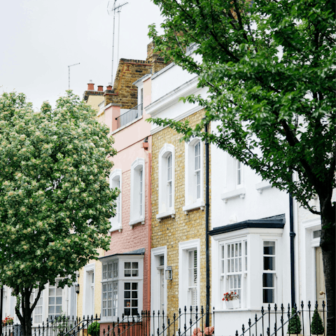 Explore Chelsea on foot – King's Road is just over a mile away