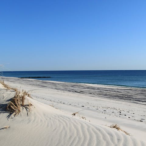 Walk to the beach in twenty minutes