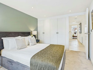 The Thames Side image 10