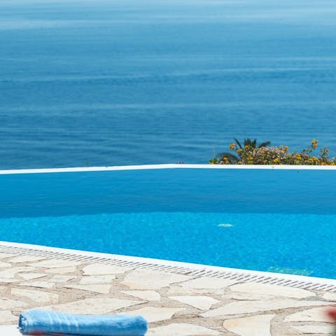 Take a cooling dip in your gorgeously blue private pool while you enjoy ocean views
