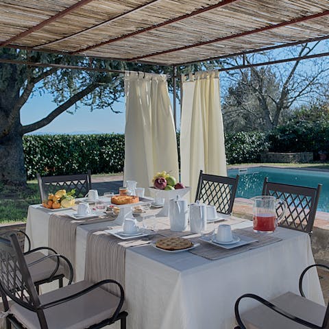 Dine alfresco under the pergola by the pool