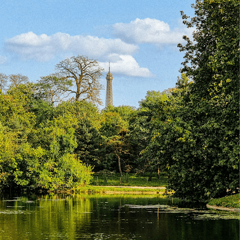 Feel refreshed while walking through nearby Bois de Boulogne