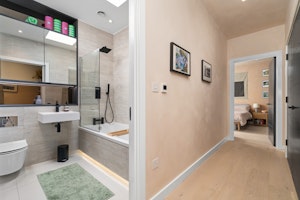 Hackney Rooftop Retreat image 2