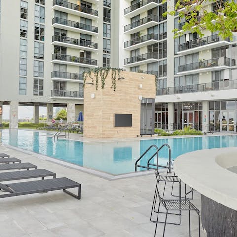 Float in the swimming pool to cool down when the Floridian temperature rises