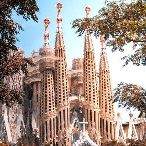 Stroll two minutes to the world-famous La Sagrada Familia