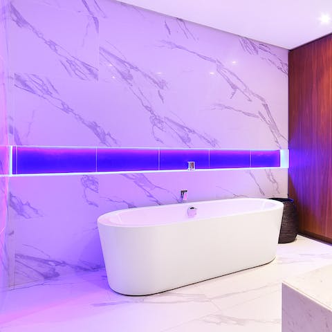 Unwind after a day of discovering Cape Town in the huge bathtub 