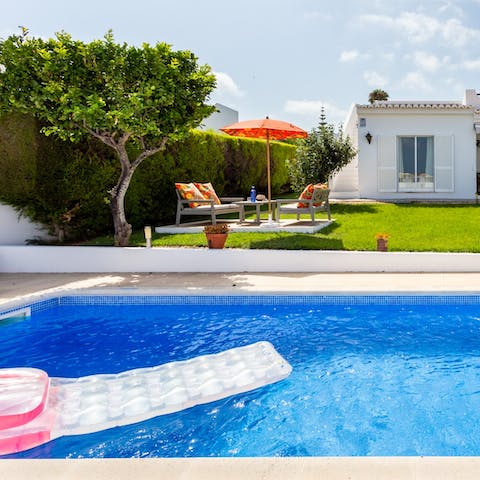 Cool off from the Algarve sunshine in the private swimming pool