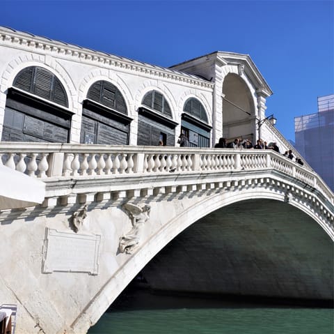 Stroll down to the Rialto Bridge, within easy walking distance 