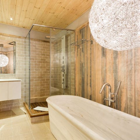 Retreat to the bathroom & sink into the depths of the free–standing bath tub – fizz in hand, of course!