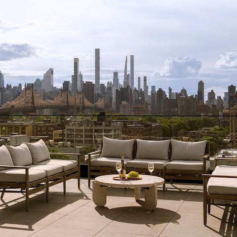Head up to the communal roof terrace and settle in with a cool drink and those iconic Manhattan vistas around you 
