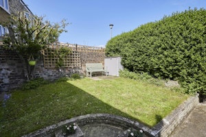 Cosy Coastal Retreat image 14