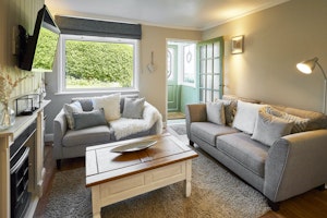 Cosy Coastal Retreat image 12