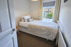 Cosy Coastal Retreat image 11