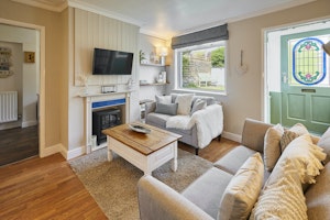 Cosy Coastal Retreat image 10