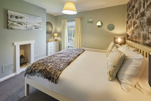 Cosy Coastal Retreat image 9