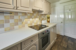 Cosy Coastal Retreat image 8