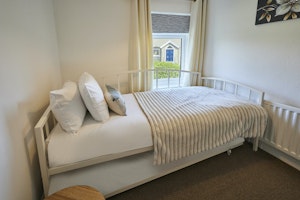 Cosy Coastal Retreat image 7