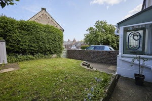 Cosy Coastal Retreat image 6