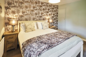 Cosy Coastal Retreat image 5