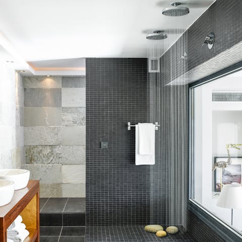 Wake up with a sumptuous rainfall shower for two