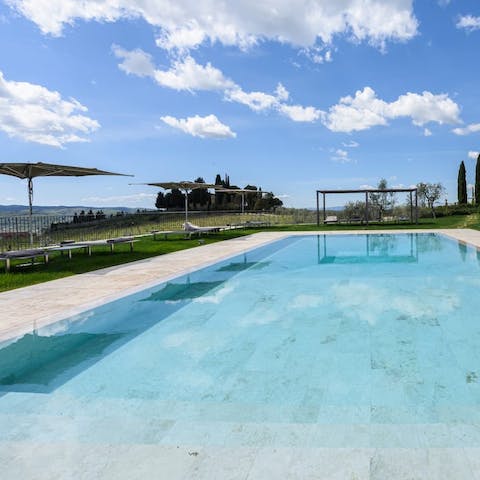 Float about gracefully in the swimming pool and admire the sweeping view