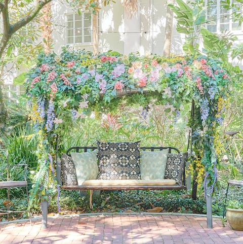 Start your mornings with a cup of coffee in the quaint communal garden