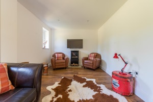 Red Hart Lodge image 8
