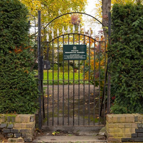 Enjoy access to Sussex Square gardens, a private and peaceful green space