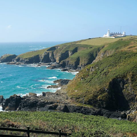 Explore the beautiful Lizard Peninsular from this historic lighthouse base