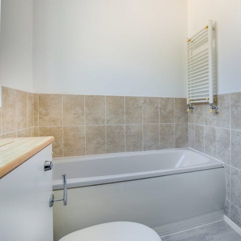 Relax after a stroll along the river with a soak in the bathtub