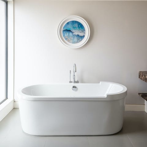 Indulge in the bathtub after a day of discovering Salcombe anf the Devon coastline