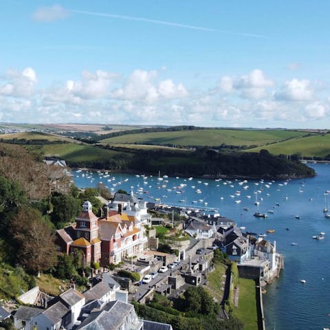 Stay just steps away from the waterfront and bars, shops and restaurants of Salcombe