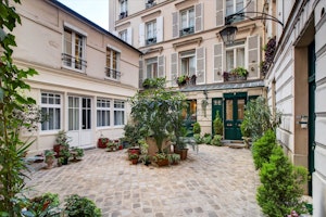 Gracious Paris image 7