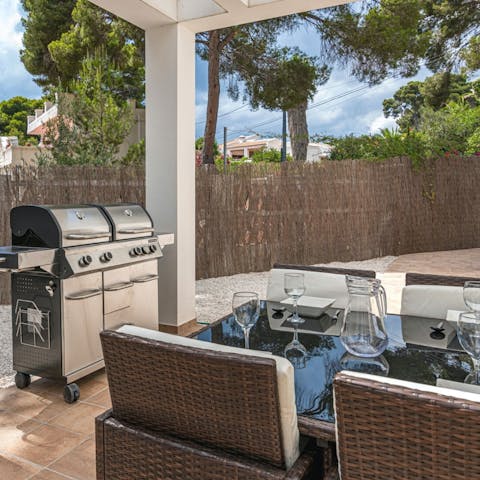 Throw some good food on the barbecue and dine alfresco in the outdoor dining area
