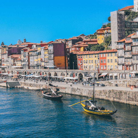 Find a sunny spot for drinks along the Cais da Ribeira – within walking distance