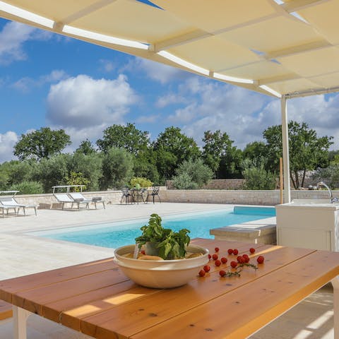 Dine alfresco under the shaded pergola overlooking the swimming pool 